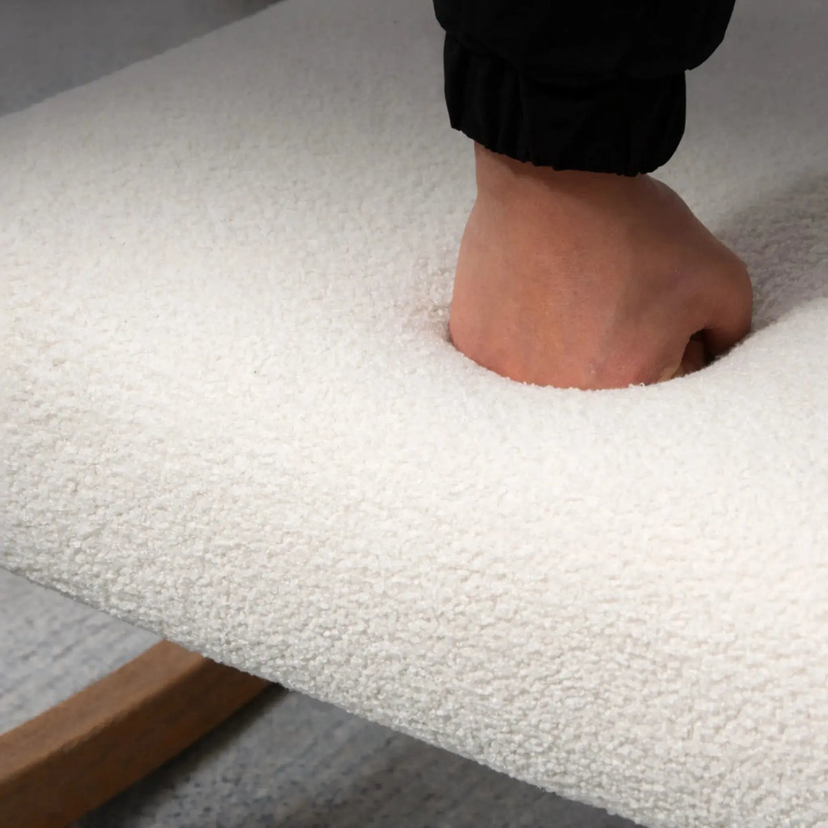 Fauteuil à bascule VALENE, gros plan sur la qualité des finitions