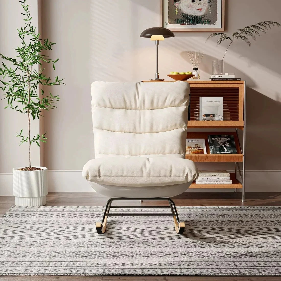 Fauteuil à bascule NAELYS, installé dans un coin lecture, coloris beige