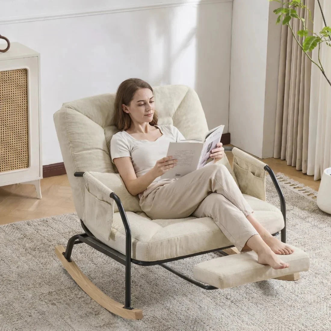 Fauteuil à bascule SOLANE, en situation dans un intérieur, coloris beige