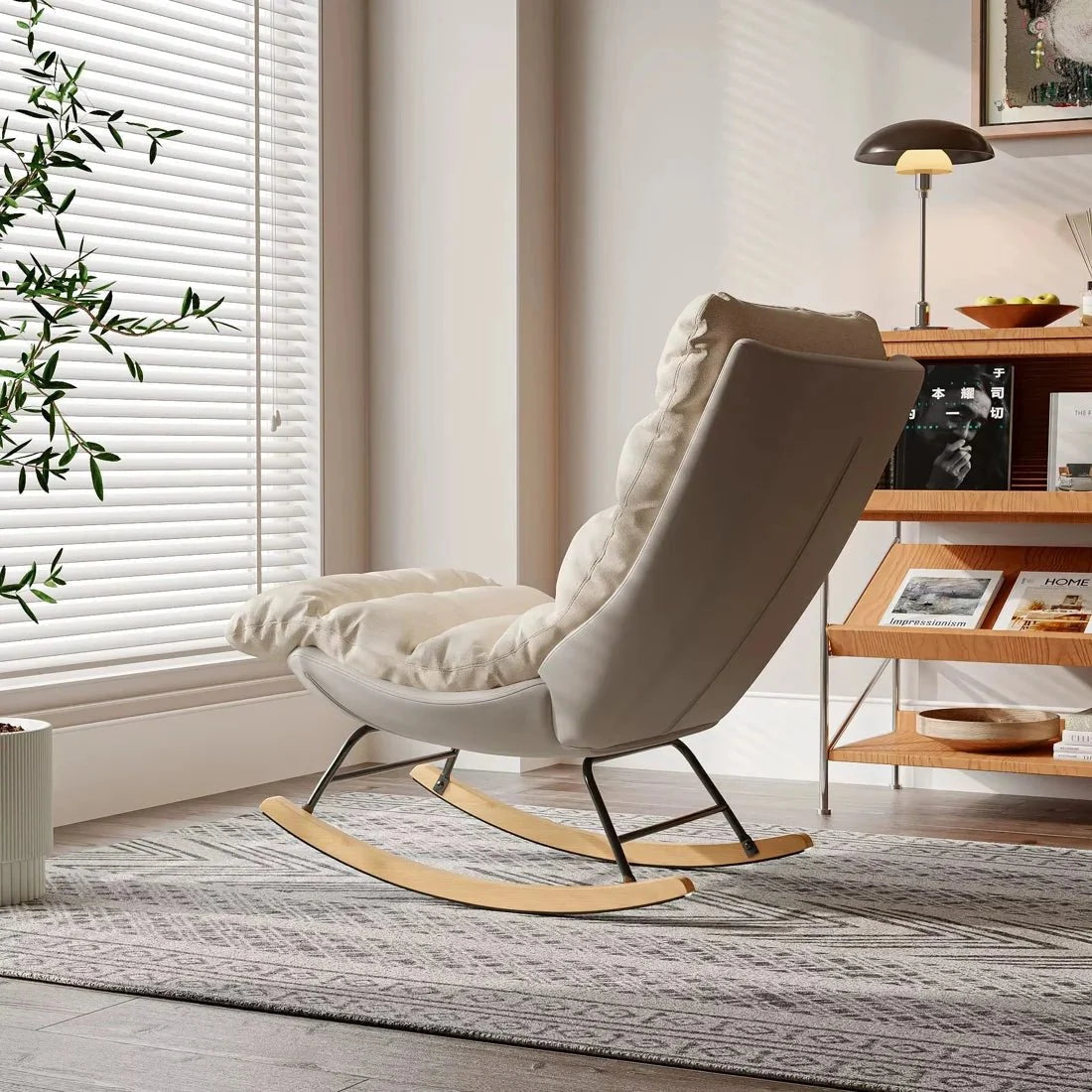 Fauteuil à bascule NAELYS, en situation dans un intérieur, coloris beige