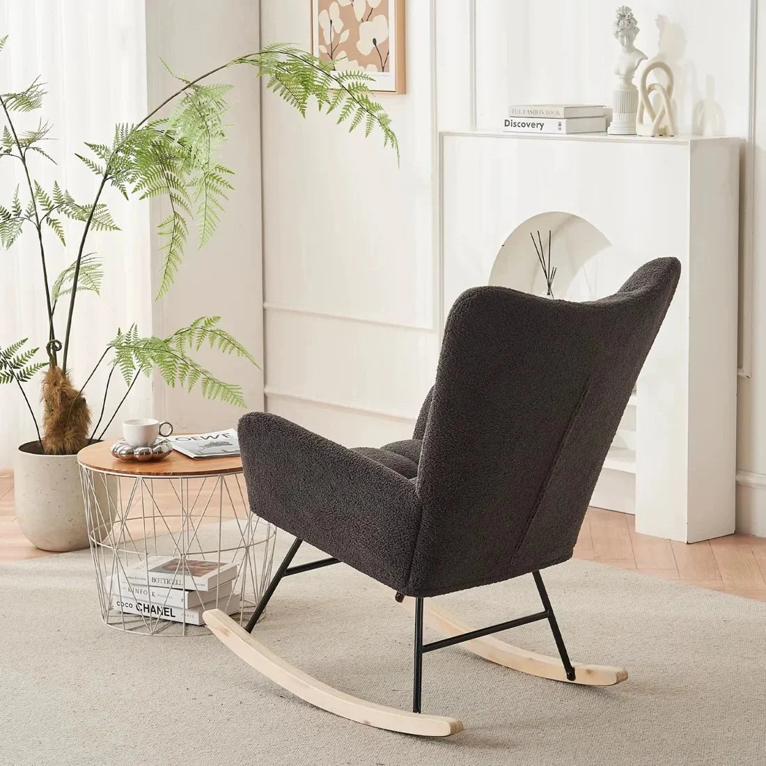 Fauteuil à bascule AUDRYS, en situation dans un intérieur, coloris noir (2)