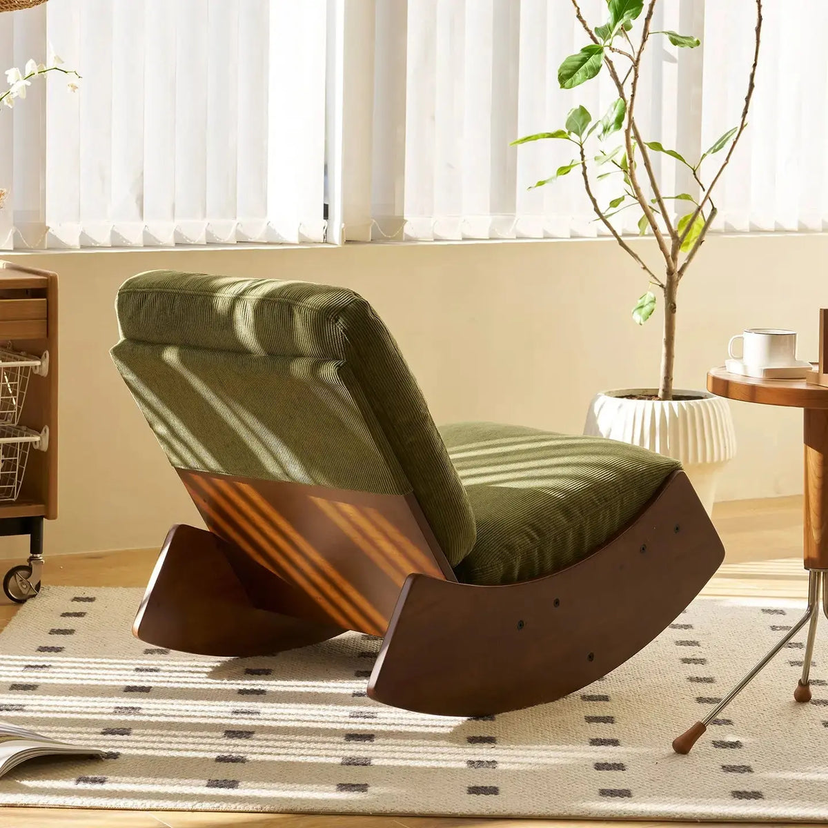 Fauteuil à bascule VELONA, gros plan sur la qualité des finitions