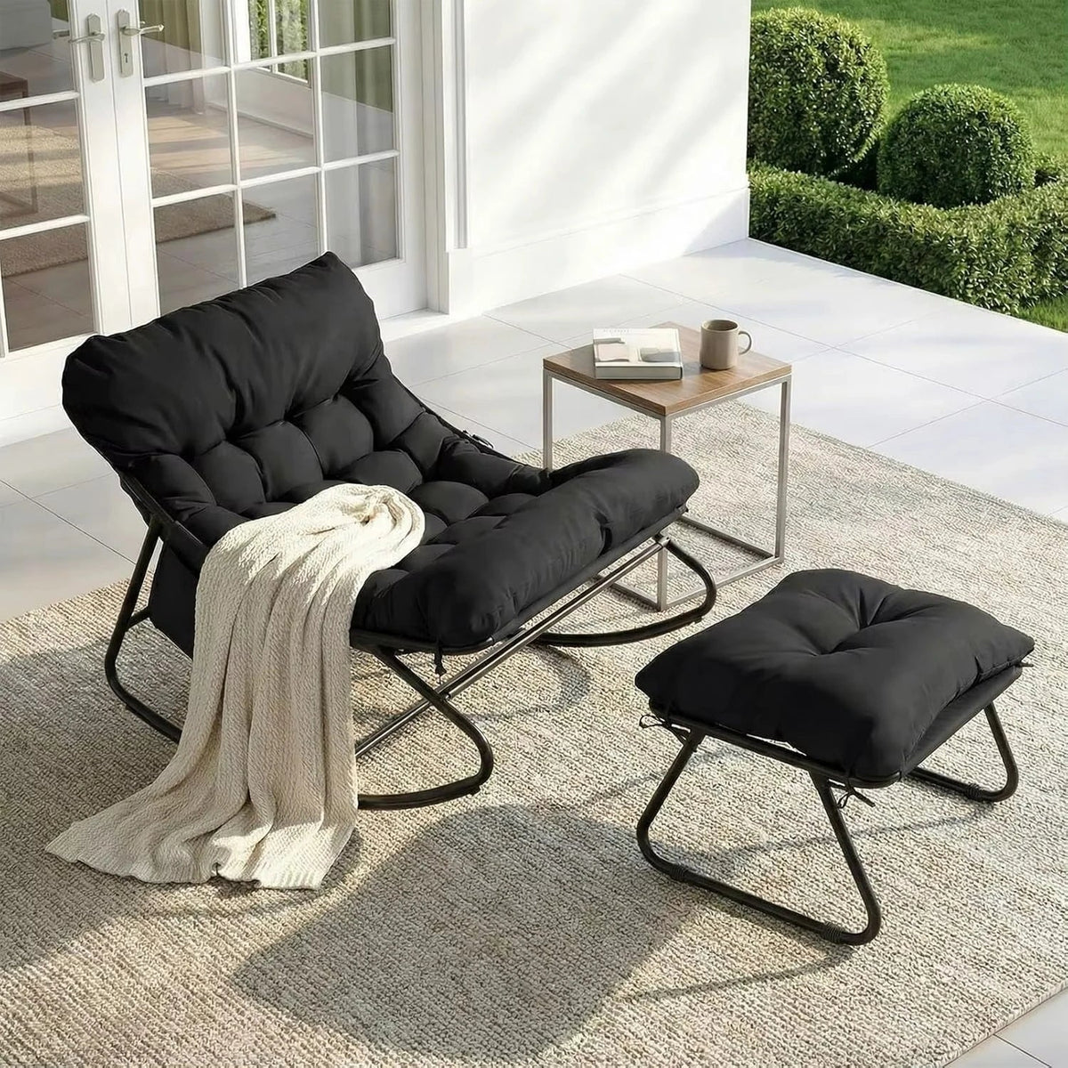Fauteuil à bascule OCÉANE, installé en extérieur