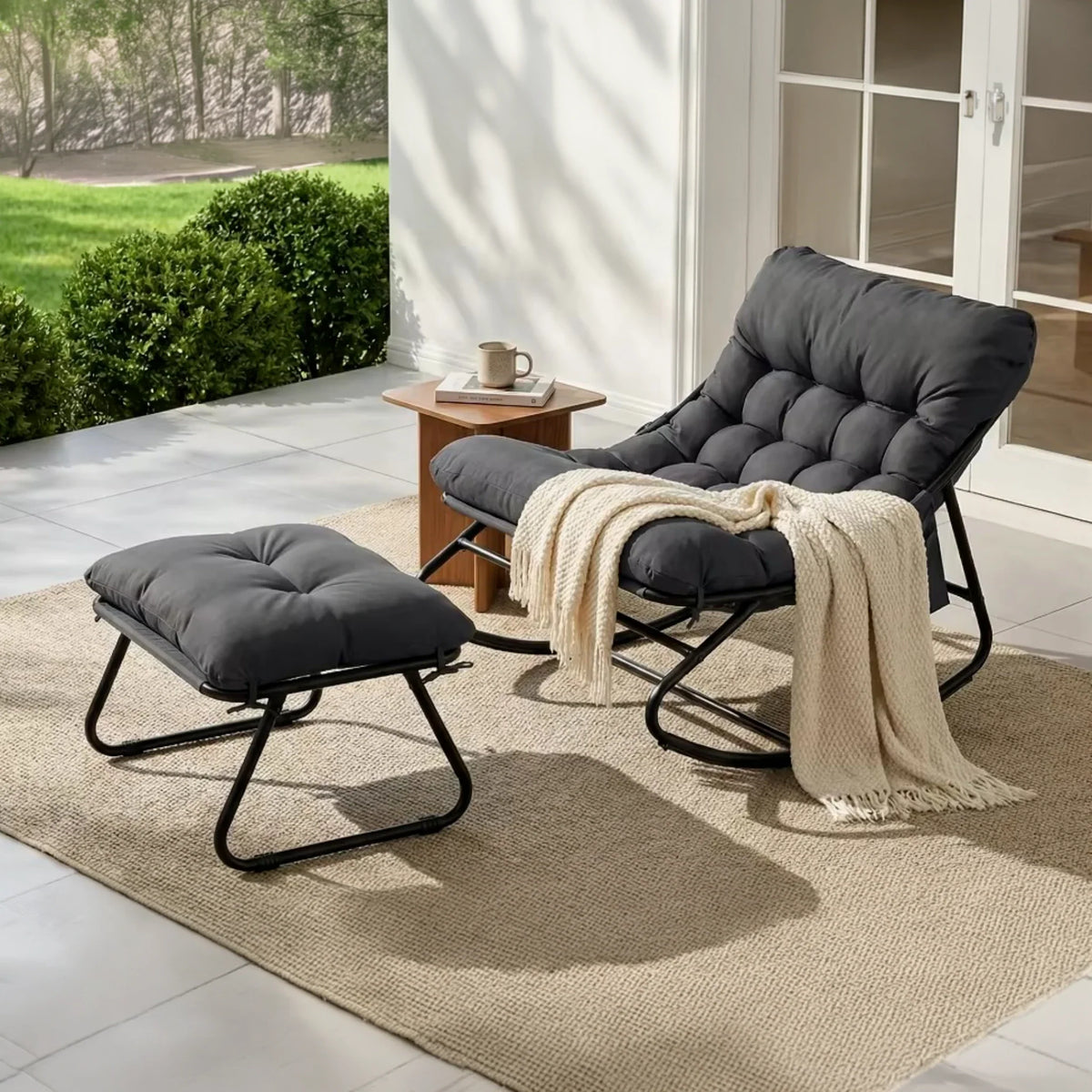 Fauteuil à bascule OCÉANE, installé en extérieur (2)