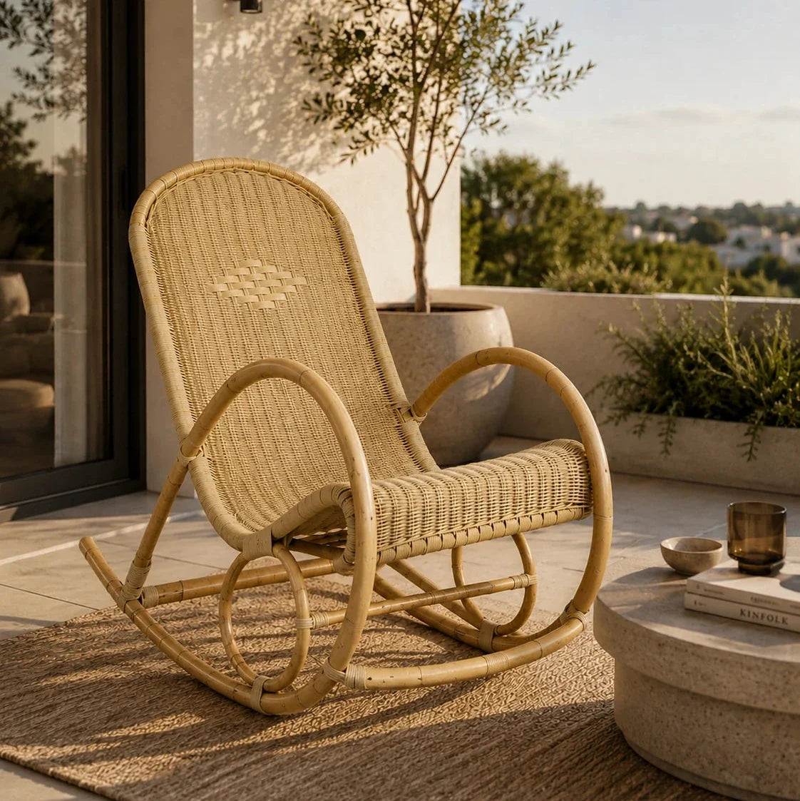 Fauteuil à bascule BRISANE, installé en extérieur