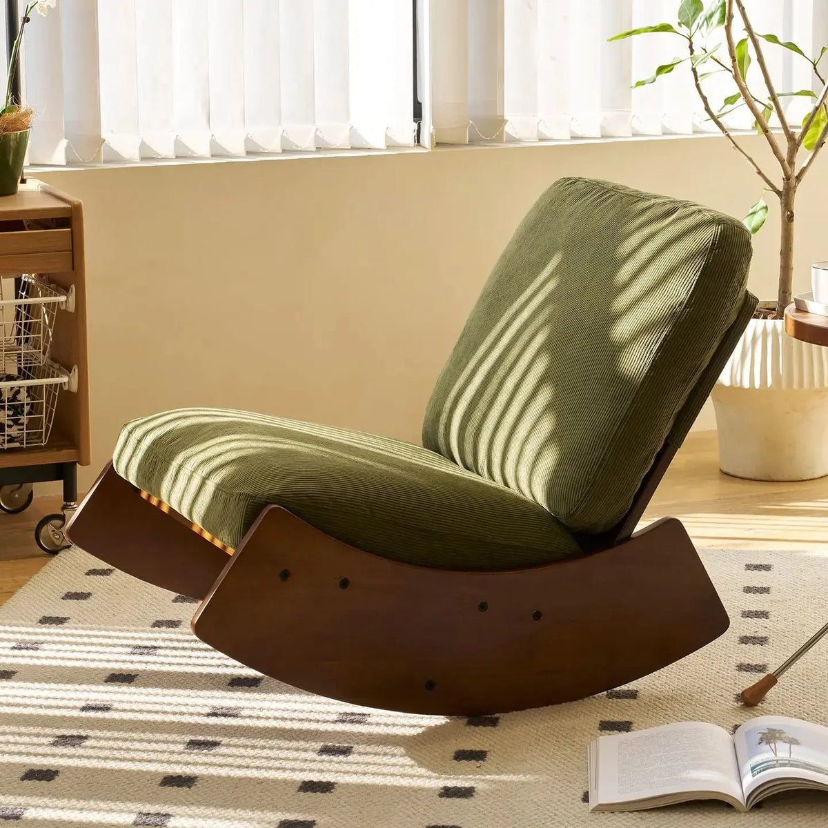 Fauteuil à bascule VELONA, en situation dans un intérieur, coloris vert