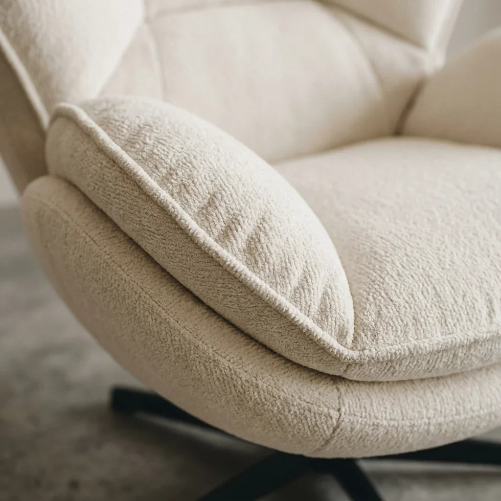 Fauteuil pivotant VESPRA, gros plan sur la texture du tissu, coloris crème